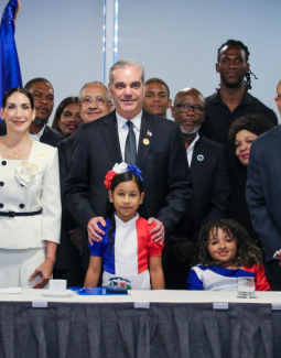 Abinader se reúne con representantes de la comunidad dominicana en Chile